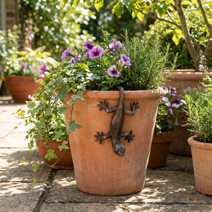 hanging resin gecko pot hanger on terracotta planter